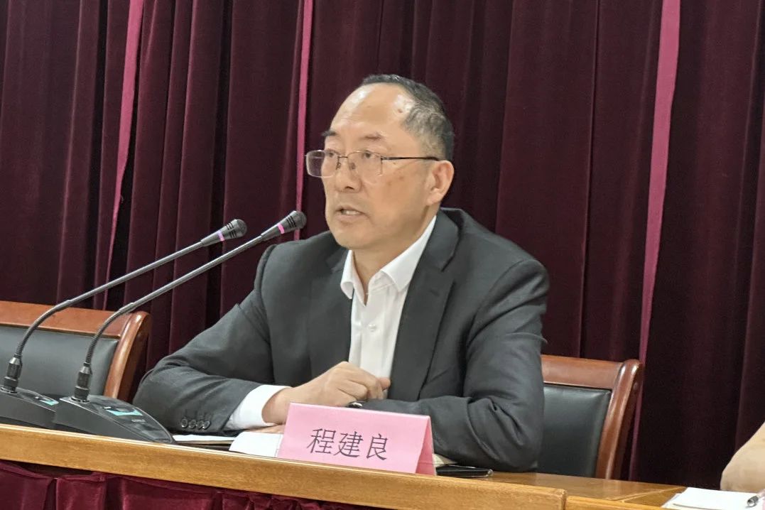 Changshu Polyester va celebrar una reunió per a quadres de nivell mitjà, personal d'enginyeria i tècnics i personal de màrqueting